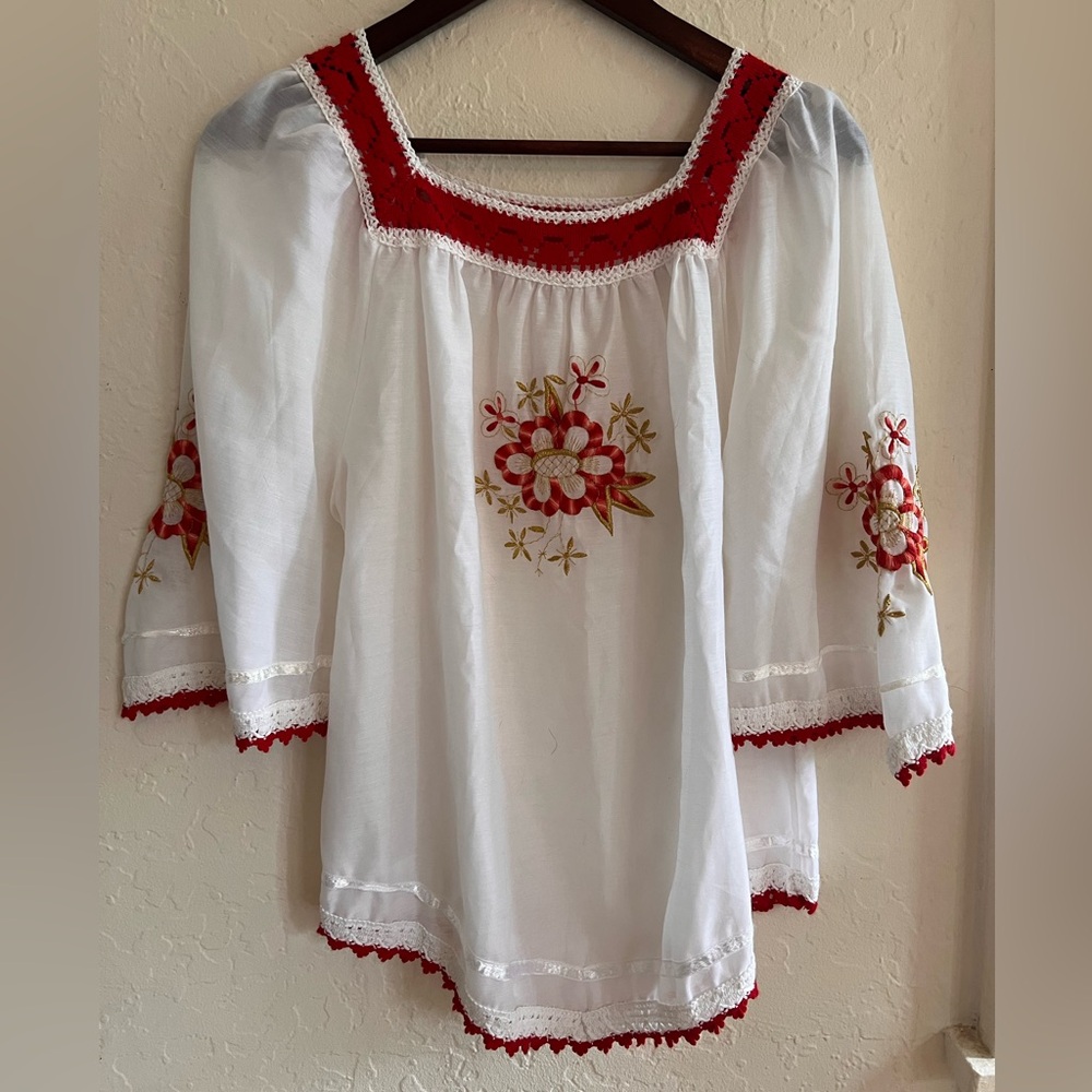 ✨ 1970s Embroidered Cotton Blouse made in Greece